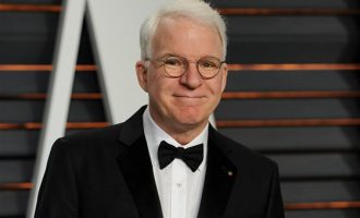 Steve Martin jep lajmin e mirë (dhe të keq) pas vaksinimit për COVID-19