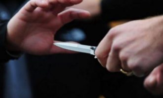 Theret me thikë një person në afërsi të shkollës “Ismail Qemali” në Prishtinë