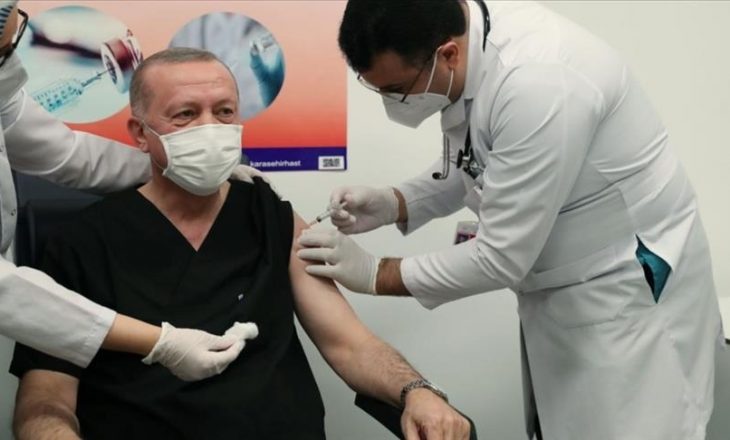 Erdogan merr vaksinën anti-COVID