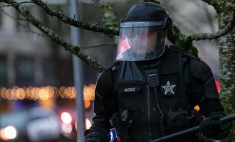 Protestues nga ekstremi i majtë sulmuan selinë e Partisë Demokratike në Portland të SHBA-së
