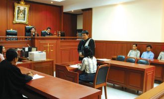 Për fyerjen e mbretit, gruaja tajlandeze dënohet me 43 vjet heqje lirie