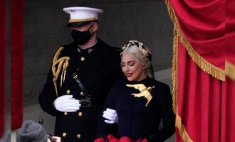 Veshja kuq e zi e Lady Gaga-s në ditën e inaugurimit krahasohet me “Hunger Games”