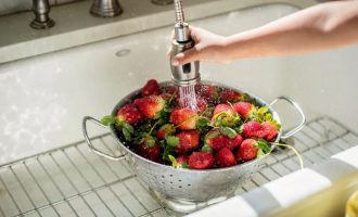 Ushqimet që ju ndihmojnë në zbardhjen e dhëmbëve