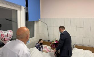 Zemaj viziton nënën dhe foshnjën e parë të vitit 2021