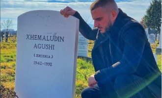 Tre vjet më vonë Gold AG i lejohet hyrja në Preshevë – viziton varrin e të atit: “Babë erdha me t’kallxu që je bo gjysh”