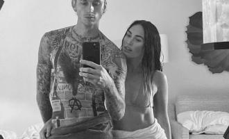 I dashuri i Meghan Fox mban në qafë varëse me gjakun e saj