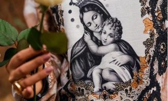 Prezantuesja shqiptare në pritje të ëmbël – zbulon gjininë e foshnjës