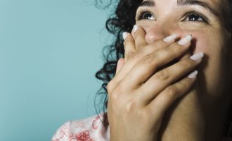 Pse na vjen të qeshim në momente serioze?