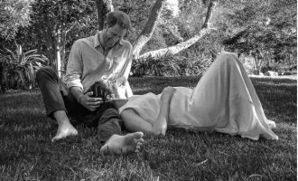 Fustani që Meghan Markle pati veshur kur zbuloi shtatzëninë përçon një mesazh të fortë