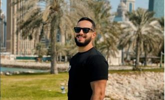 Capital T nis pushimet në Kolumbi – gjen një mesazh të këndshëm në dhomën e hotelit