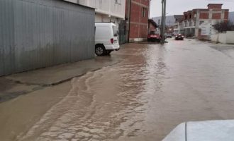 Sërish vërshime në Drenas, një rrugë bëhet e pakalueshme