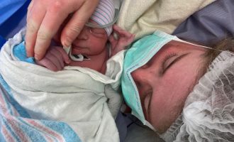 Është djalë – këngëtarja e njohur solli në jetë fëmijën e saj të parë