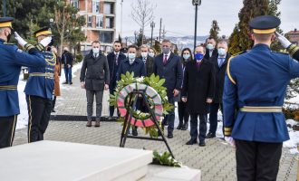 Zyrtarët e LDK-së bëjnë homazhe te varrit i Ibrahim Rugovës