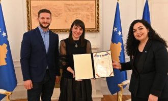 Regjisorja e filmit “Zgjoi” dekorohet me “Medaljen Presidenciale të Meritave”
