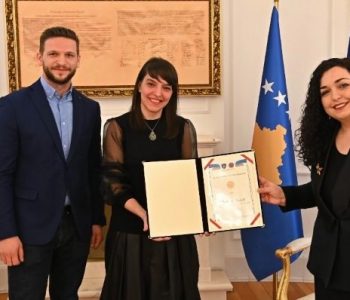 Regjisorja e filmit “Zgjoi” dekorohet me “Medaljen Presidenciale të Meritave”