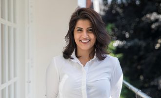 Aktivistja saudite Loujain al-Hathloul e cila kërkonte që gratë të kishin të drejta të vozisin makinën në Arabinë Saudite, është liruar nga burgu