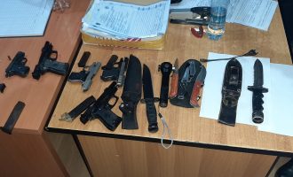 Ushtroi dhunë ndaj gruas dhe fëmijëve, policia i gjen armatim në shtëpi