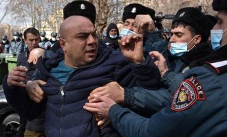 SHBA-ja i bëri thirrje ushtrisë armene të mos ndërhyjë në politikë