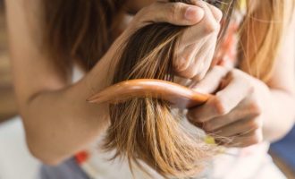 Shenjat që tregojnë se po lani flokët më shpesh se që duhet