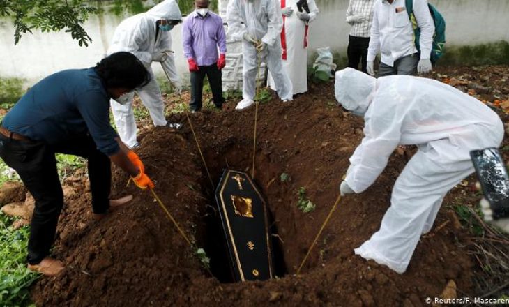 Gruaja ndërron jetë pak pasi u vaksinua për COVID-19