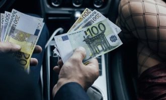 I dërgoi katër meshkuj në banesën e së dashurës për të kryer marrëdhënie intime me pagesë