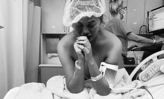 Sot do të vinte në jetë, Chrissy Teigen përlot me dedikimin për të birin e ndjerë