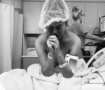 Sot do të vinte në jetë, Chrissy Teigen përlot me dedikimin për të birin e ndjerë