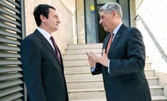 “Kosnett i shkoi në zyrë Kurtit pas deklarimeve se nuk do ta respektojë marrëveshjen e Uashingtonit”