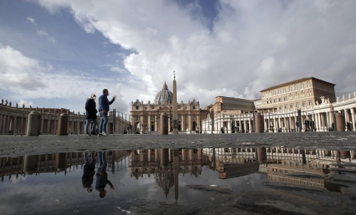 Çdo person që refuzon të vaksinohet në Vatikan rrezikon vendin e punës