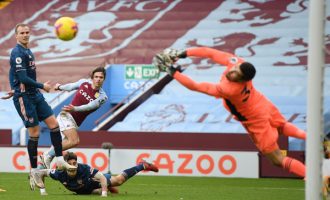 Arsenal humb minimalisht te Aston Villa