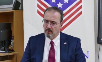 Ambasadori amerikan në Beograd thotë se pret vizitën e Palmerit