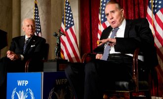 Bob Dole pas diagnostifikimit me kancer, vizitohet nga presidenti Biden