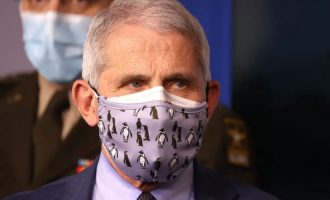 Pse Dr. Anthony Fauci vë dy maska njëkohësisht?