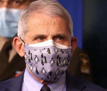 Pse Dr. Anthony Fauci vë dy maska njëkohësisht?