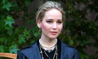 Jennifer Lawrence lëndohet në shesh xhirim – goditet në sy nga një copë xhami