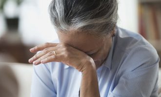 I dehur sulmoi fizikisht nënën e tij, arrestohet