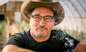 Jim Belushi thotë se marihuana e ndihmoi atë ta përballonte vdekjen e vëllait