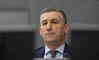 Veseli viziton familjen në Kosovë pas vdekjes së babait