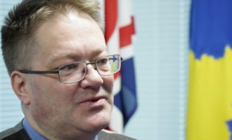 Ambasadori Abbott: Ata që e rrahën djalin e Rashiqit të dalin para drejtësisë