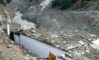 Nga shembja e një akullnaje të Himalajeve në Indi, dhjetëra persona evakuohen