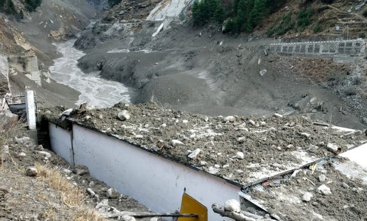 Nga shembja e një akullnaje të Himalajeve në Indi, dhjetëra persona evakuohen