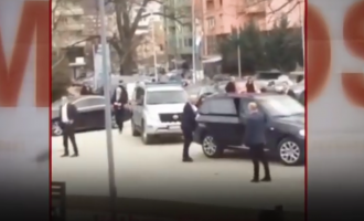Krasniqi publikon videon e Kurtit kur zbret nga “xhipi”: Dikur thoshte se ata i ndajnë politikanët nga qytetarët