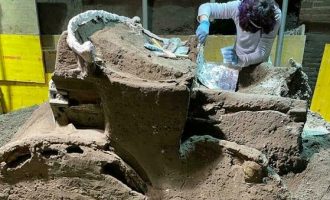 Arkeologët zbulojnë një karrocë të lashtë romake pranë Pompeit