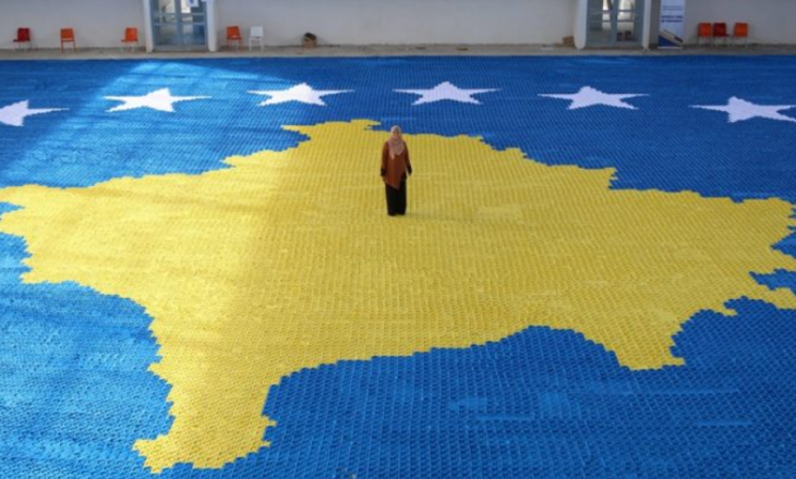 Arbnora Fejza rekordmene në librin Guinness me flamurin e Kosovës në artin origami