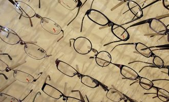 Mbajtja e syzeve mund t’ju mbrojë nga infektimi me COVID-19