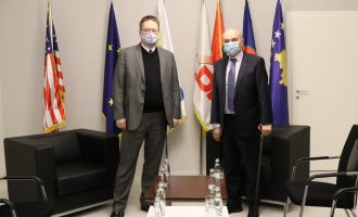 Ambasadori britanik flet pas vizitës në LDK