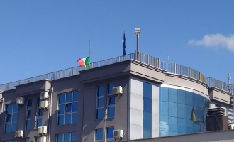 Ambasada e Italisë në Prishtinë vendosë flamurin në gjysmështizë