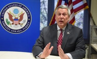 Ambasadori amerikan kërkon që sa më shpejt të formohet Qeveria e re