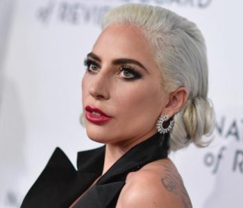 Shëtitësi i qenve të Lady Gaga-s qëllohet me armë dhe dy qentë e saj rrëmbehen