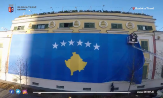 Bashkia e Tiranës vendos flamurin e Kosovës para objektit të saj